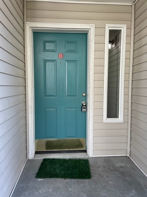 Private side entry - 10427 19th Ave SE