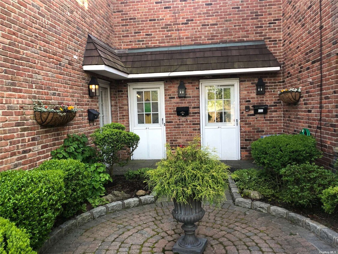 Primary Photo - 24 Manhasset Ave