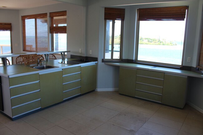 Building Photo - Hawaii living at its best.  Beautiful Spac...