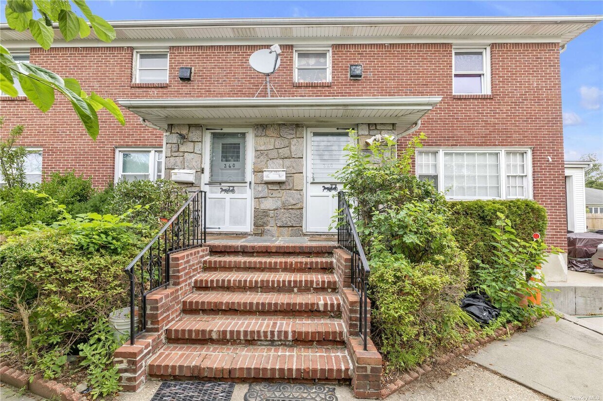 260 Roslyn Rd, Mineola, NY 11501 House for Rent in Mineola, NY