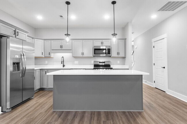 Building Photo - Brand New Townhome in Sango