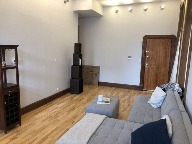 Building Photo - Large Lincoln Park 2 Bed, 2 Bath Duplex