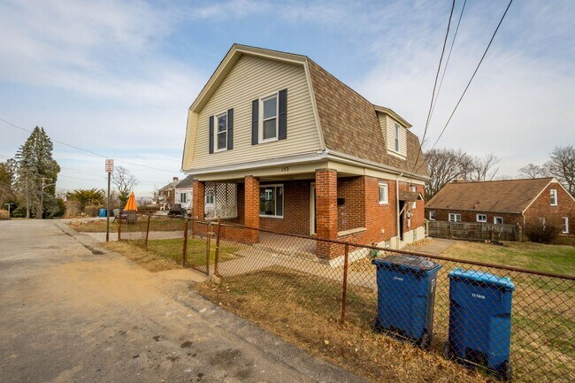 Foto del edificio - Start the New Year in a new home! This FULLY RENOVATED 3-bedroom in Penn Hills is ready and waiti...