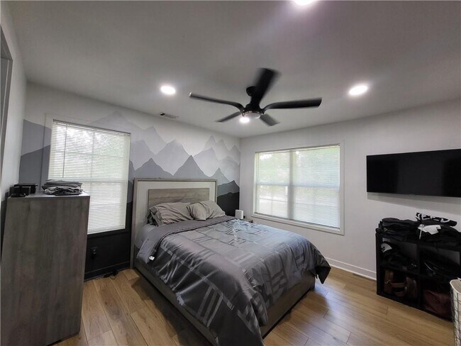 Building Photo - 2107 Pinehurst Dr