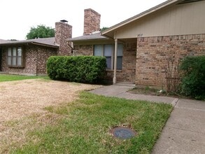 Building Photo - 1817 Family Cir