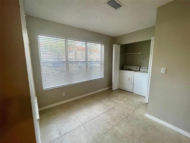 Foto del edificio - 3350 Pinewalk Dr N