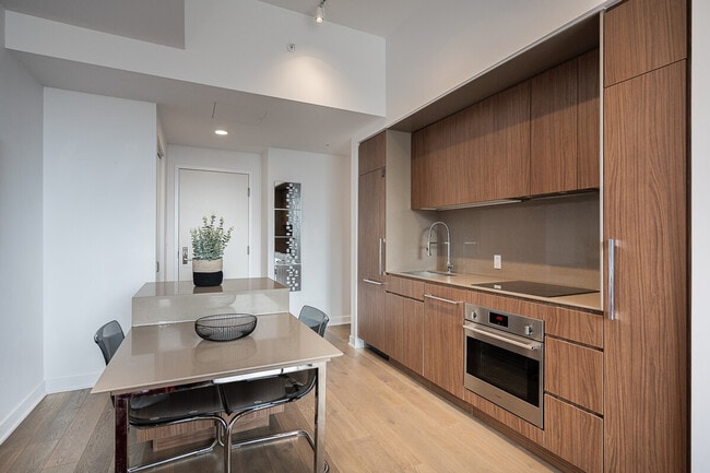 Building Photo - 100 Av. des Canadiens-de-Montréal