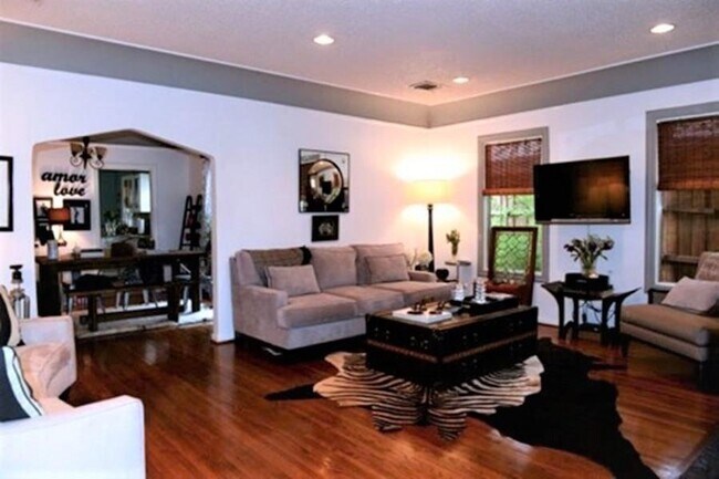 Building Photo - 5227 Stoneleigh Ave