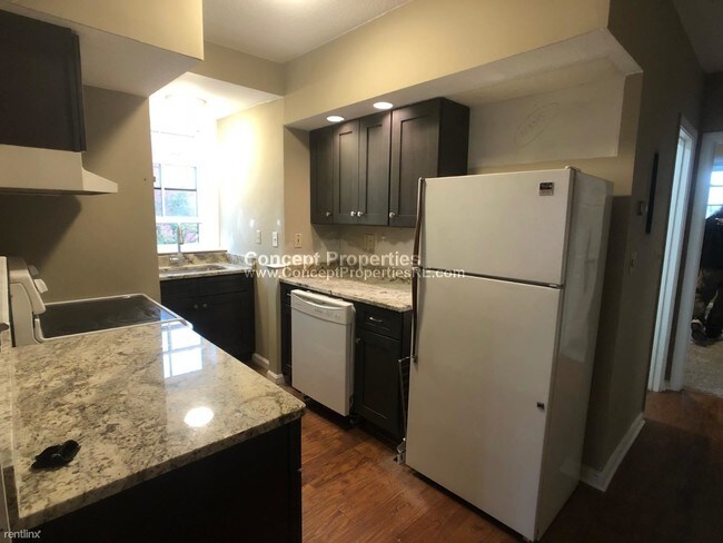 Building Photo - 2 br, 2 bath Triplex - 652 Tremont St # 5E