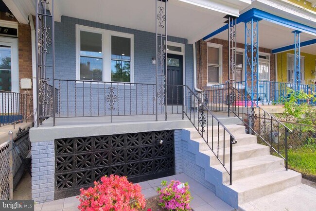 Building Photo - 704 Ingraham St NW