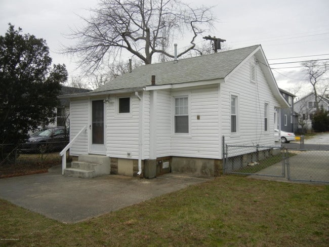 Building Photo - 613 Redmond Ave
