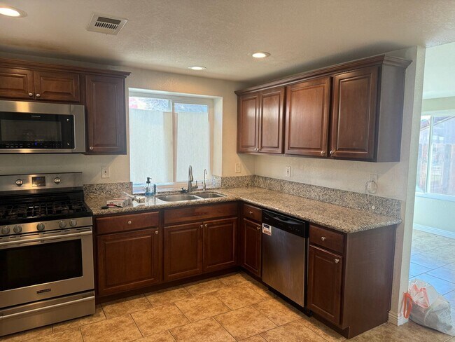 Foto del edificio - Very Spacious! 3Bed/2.5Bath w/solar panels! Close to Sweetwater Reservoir with plenty of trails!