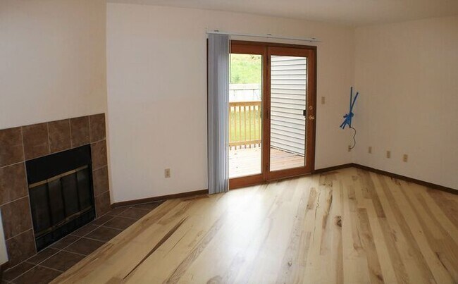 Foto del edificio - $1,475 | 2 Bedroom + Bonus Room, 1.5 Bathroom Town Home | No Pets | Available for July 1st, 2026 ...