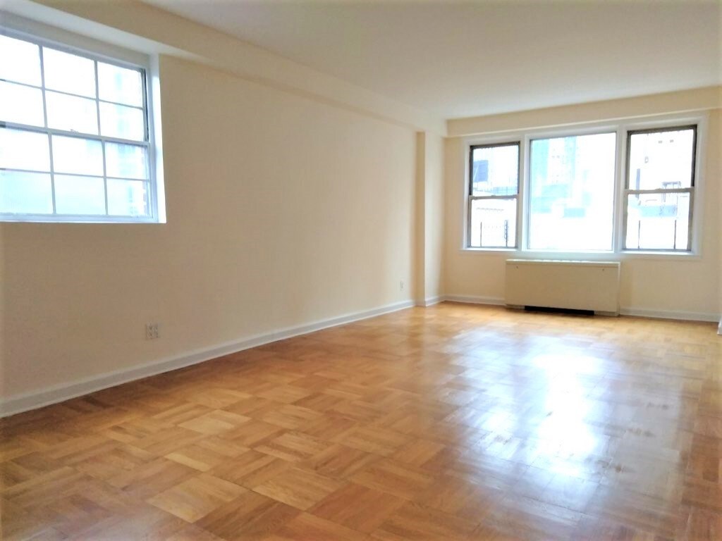 Primary Photo - 302 W 45th St