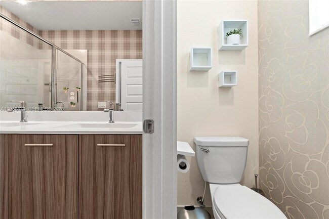 Foto del edificio - 8367 Central Park Blvd