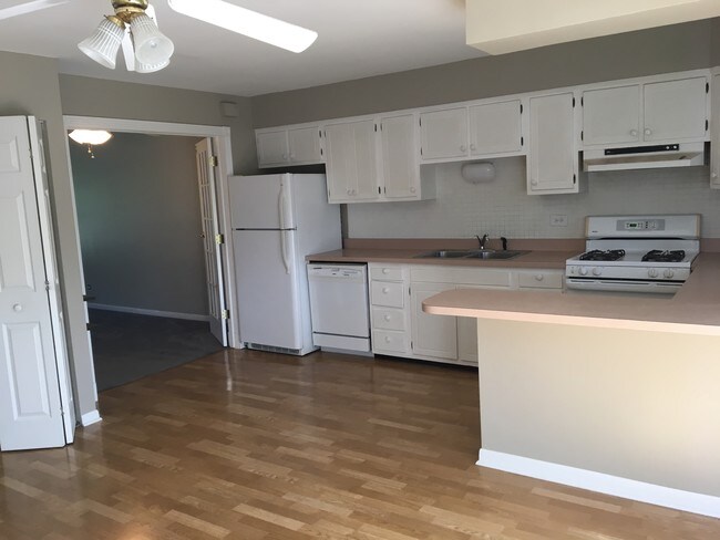 Kitchen - 845 Country Club Dr