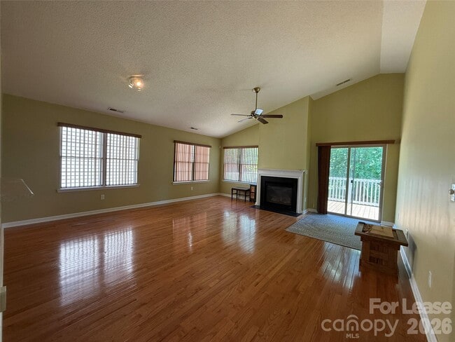 Building Photo - 114 Fairway View Dr