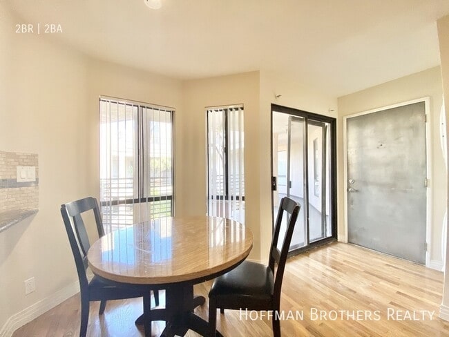 Foto del edificio - 8569 Burton Wy