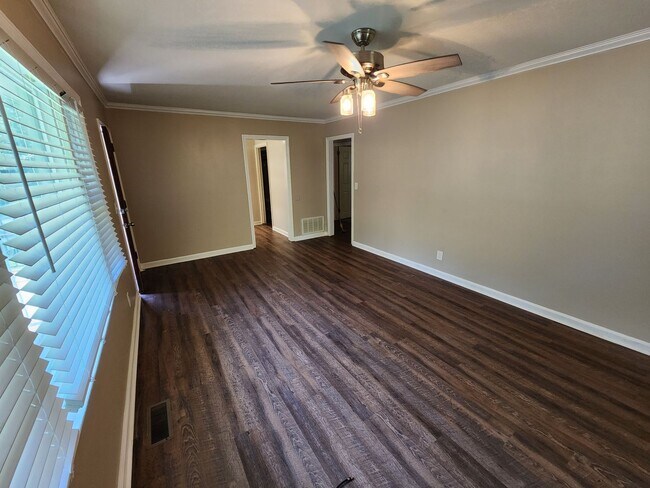 Building Photo - Southern Charm