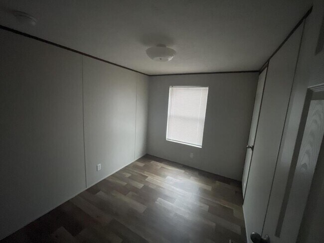 Foto del edificio - 555 Crandlemire Rd