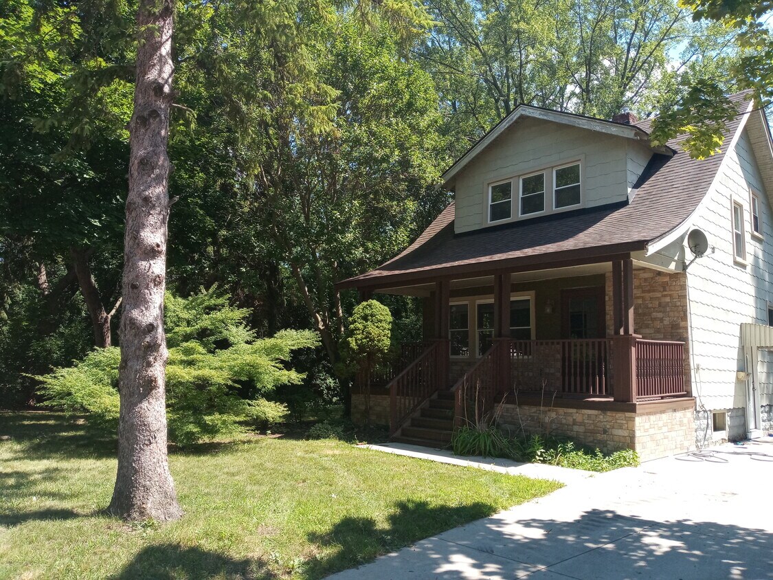 15601 W 14 Mile Rd, Beverly Hills, MI 48025 House Rental in Beverly