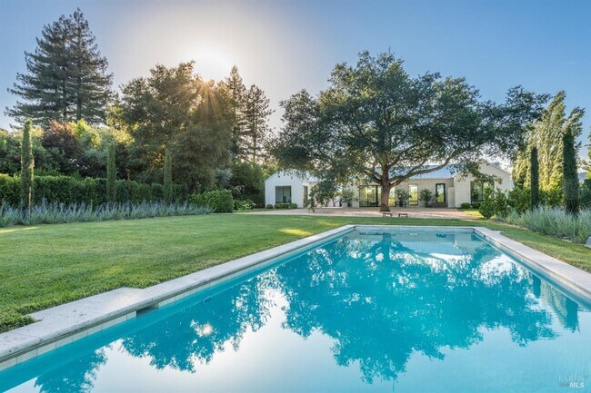 Foto del edificio - 679 Dowdell Ln