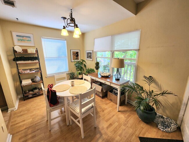 Foto del edificio - Top floor, corner unit condo off Shore Drive just two blocks from the bay!
