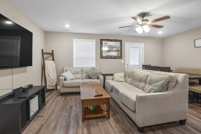 Building Photo - Two Bedroom in Sango!