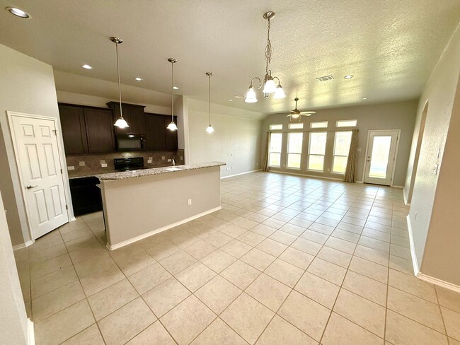 Building Photo - AVAILABLE NOW! 4 Bedroom / 3 Bath Home In ...