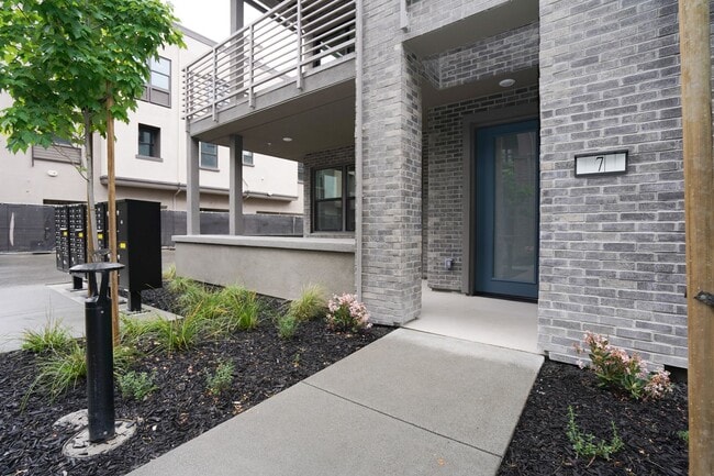 Building Photo - New Construction End Unit Luxury Townhome in Central Sunnyvale Location!
