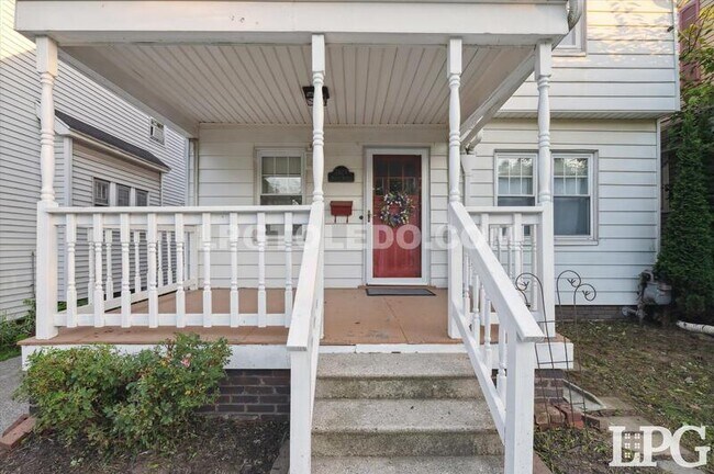 Building Photo - 2029 Berdan Ave