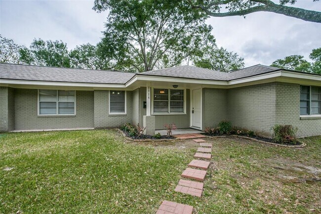 Building Photo - 1714 Springwood Dr