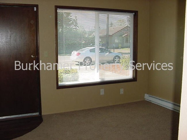 Building Photo - 112 E Scott St