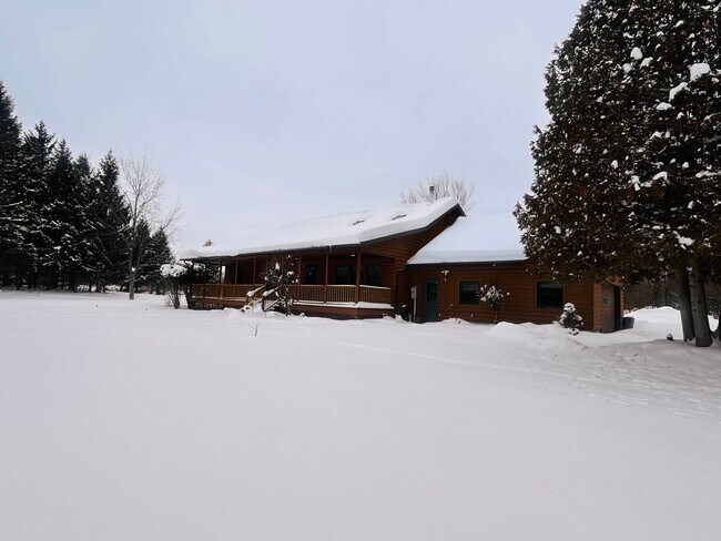 Foto del edificio - Charming Log Cabin Rental – 3 Bedroom / 2 Bath | Carthage School District