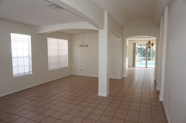 Foto del edificio - Spacious Pool Home in Southchase Priced to...