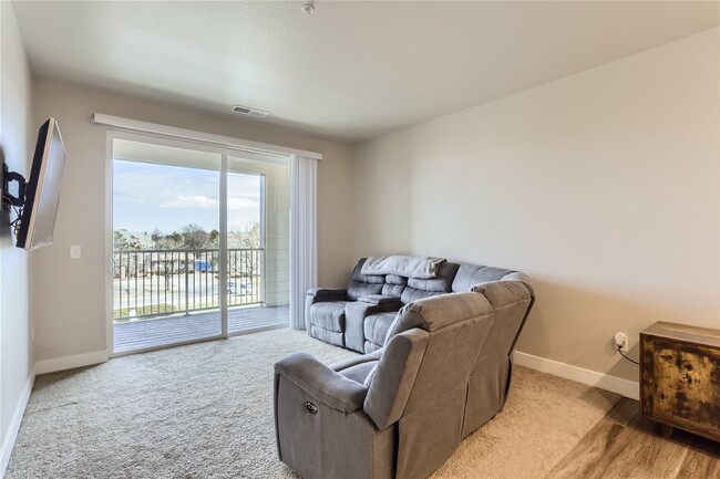 Building Photo - Newer Built 1 Bedroom 1 Bathroom Condo in ...