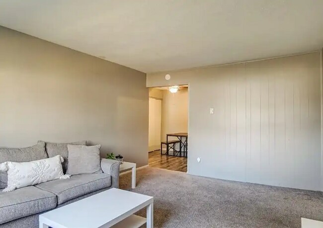 Foto del edificio - 2323 Shoreland Ave