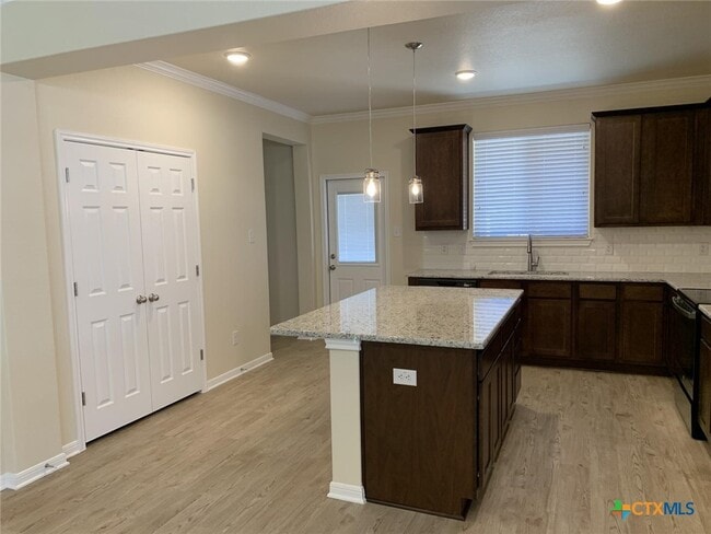 Foto del edificio - 612 Ripplewood Dr