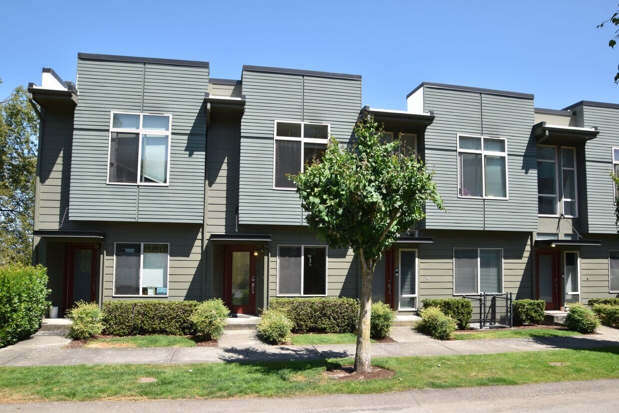 Primary Photo - Newly Available 2 Bedroom 2 Bath Tacoma To...