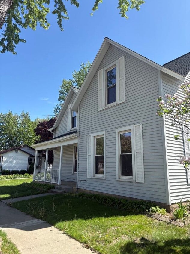 Primary Photo - SPACIOUS 4 BEDROOM HOME READY FOR YOU