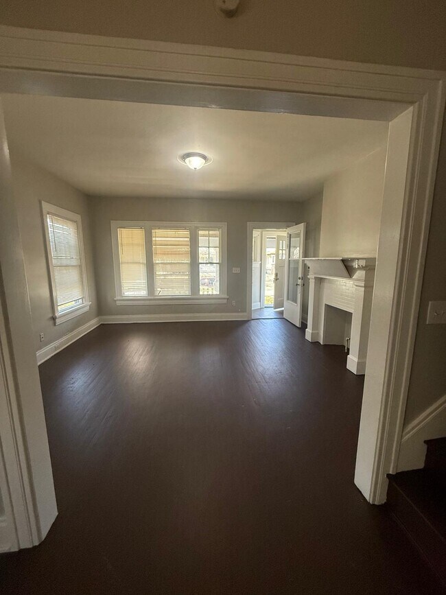 Viviendo - 220 Rockwood Ave