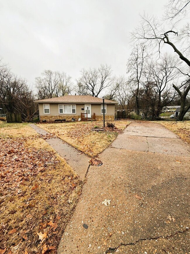 Building Photo - Spacious 3 Bedroom Rental in Florissant - Located on a cul-de-sac!