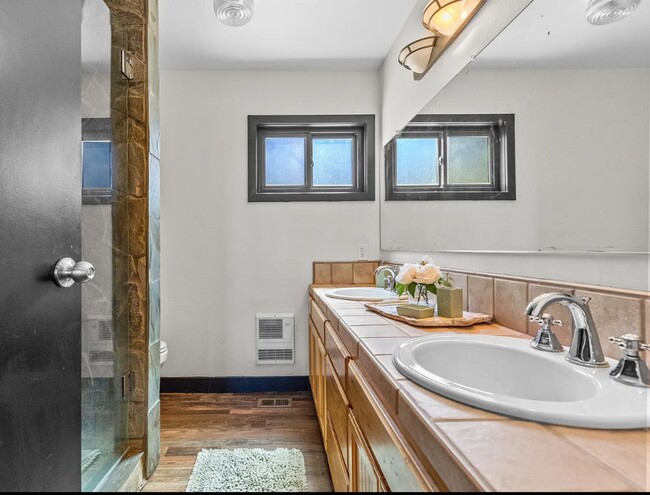 Building Photo - Furnished Mountain Retreat