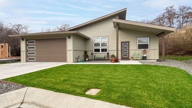 Building Photo - 3040 Nellie Wy