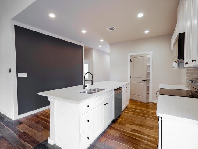 Foto del edificio - Modern Denver Heights home by Dignowity & downtown