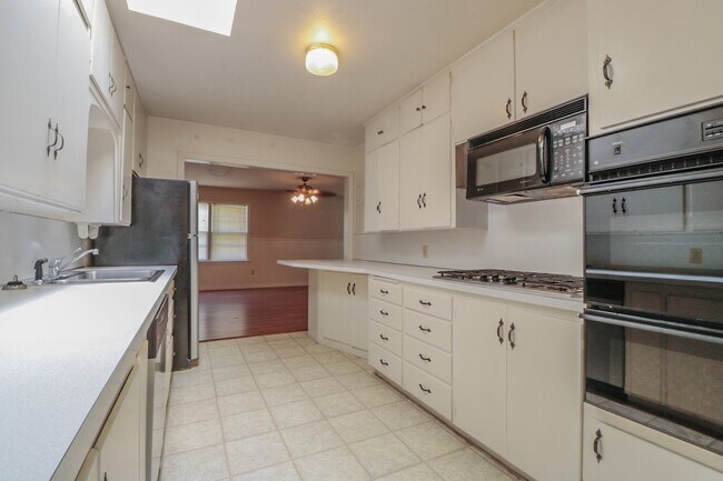 Building Photo - Charming 3-Bedroom Near Maxey Park!