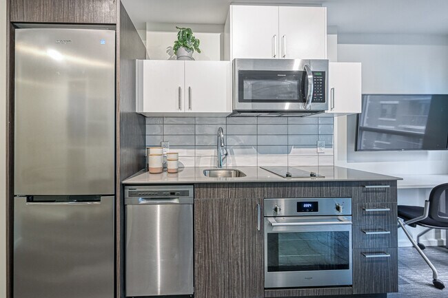 Building Photo - Premium Studio (1 bed 1 bath)