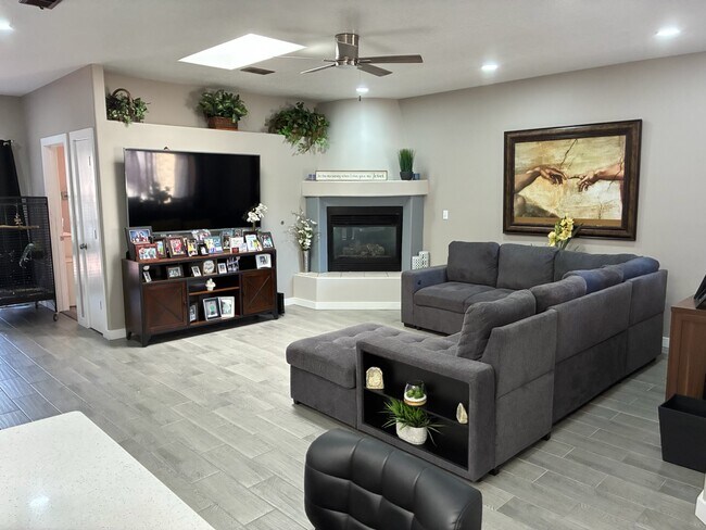 Foto del edificio - 243 Glenridge Park Ln NE