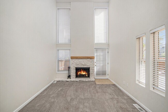 Building Photo - Spacious 2Bed/3Bath Townhouse in Central Denver