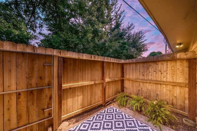 Foto del edificio - 14703 Barryknoll Ln